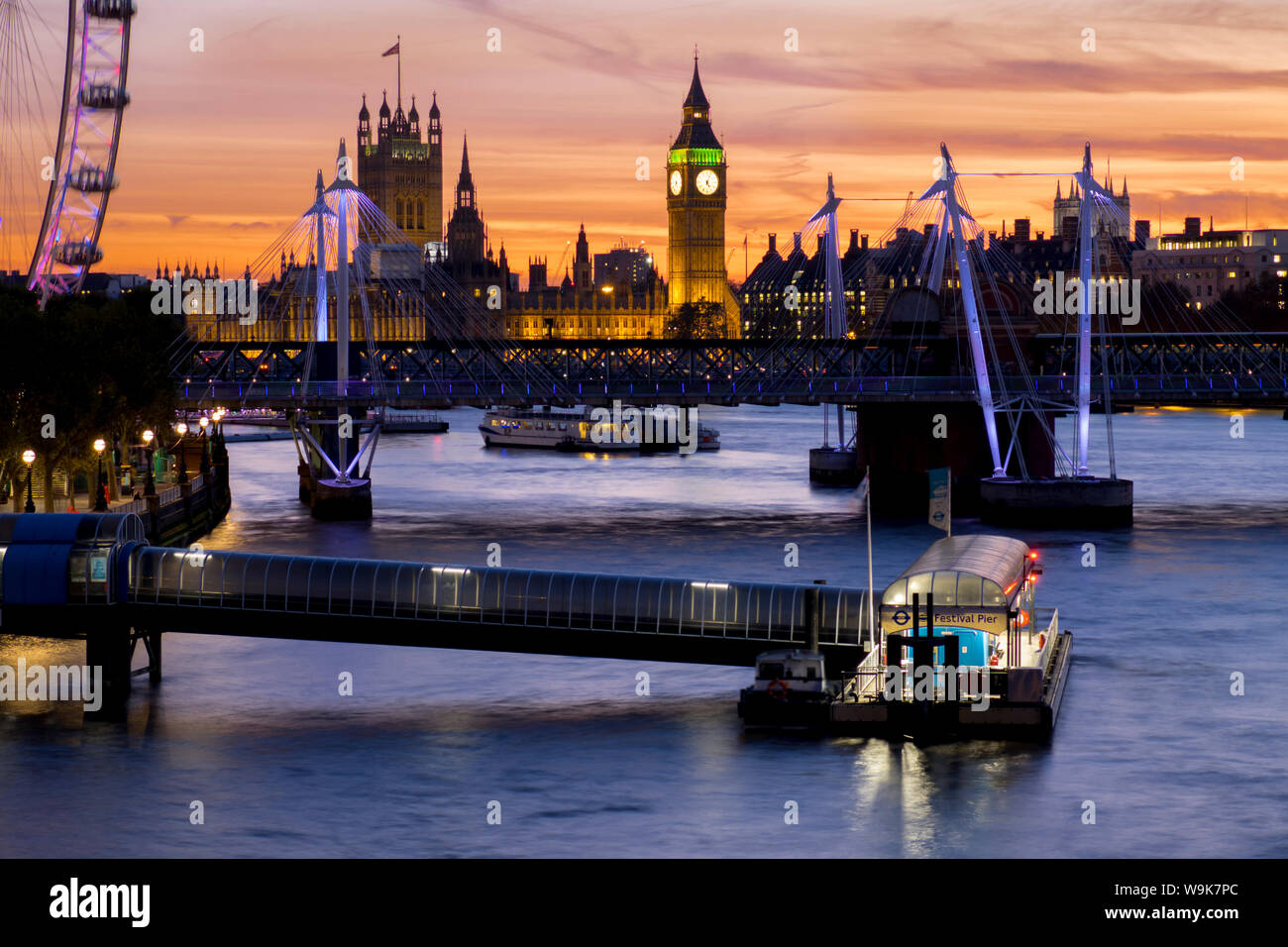 Millennium Wheel (London Eye), il fiume Tamigi e il Big Ben skyline al tramonto, London, England, Regno Unito, Europa Foto Stock