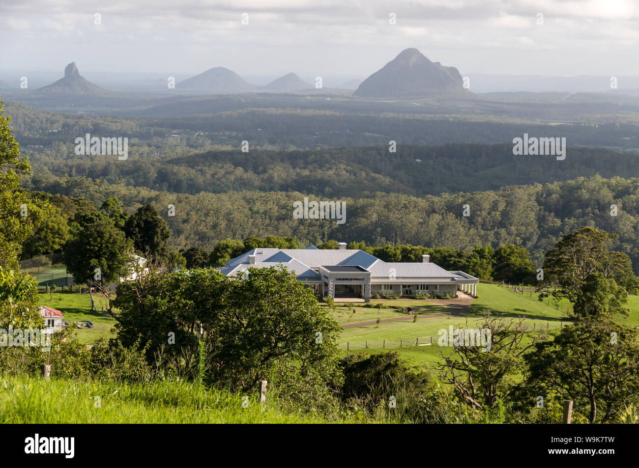 La casa di vetro montagne sulla Costa del Sole nel Queensland, in Australia. Queste montagne sono stati nominati dopo R.N (Royal Navy) il Capitano James Cook su hi Foto Stock