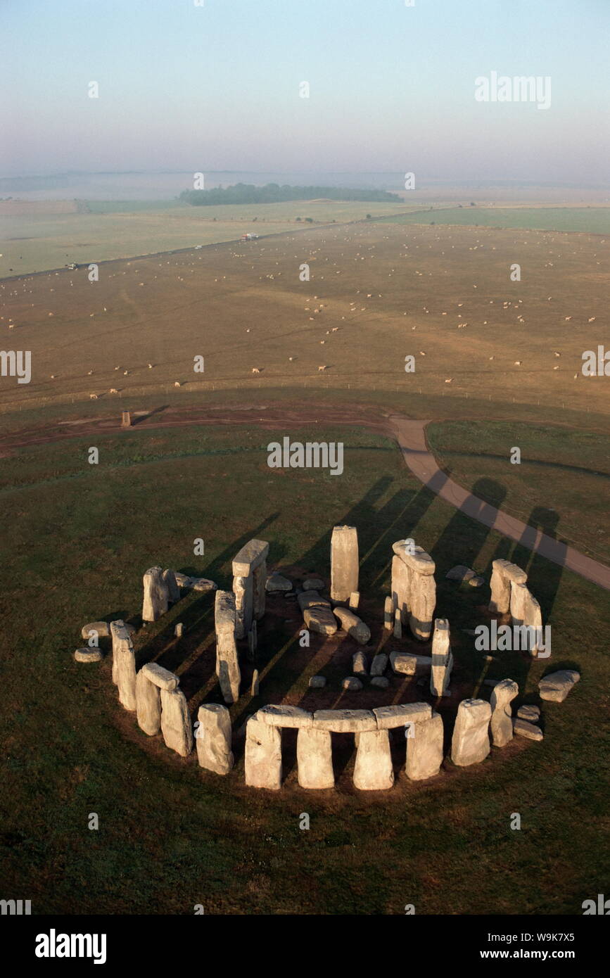Vista aerea di Stonehenge, Sito Patrimonio Mondiale dell'UNESCO, Salisbury Plain, Wiltshire, Inghilterra, Regno Unito, Europa Foto Stock