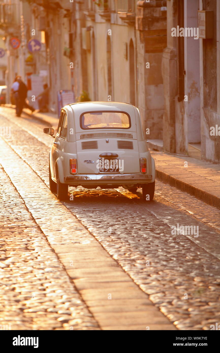 Fiat 500 scendere su strada a ciottoli, Noto, Sicilia, Italia, Europa Foto Stock