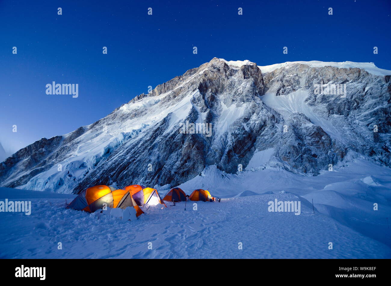 Tende al campo 1 sul Monte Everest, Solu Khumbu Everest Regione, Parco Nazionale di Sagarmatha, Sito Patrimonio Mondiale dell'UNESCO, Nepal, Himalaya, Asia Foto Stock
