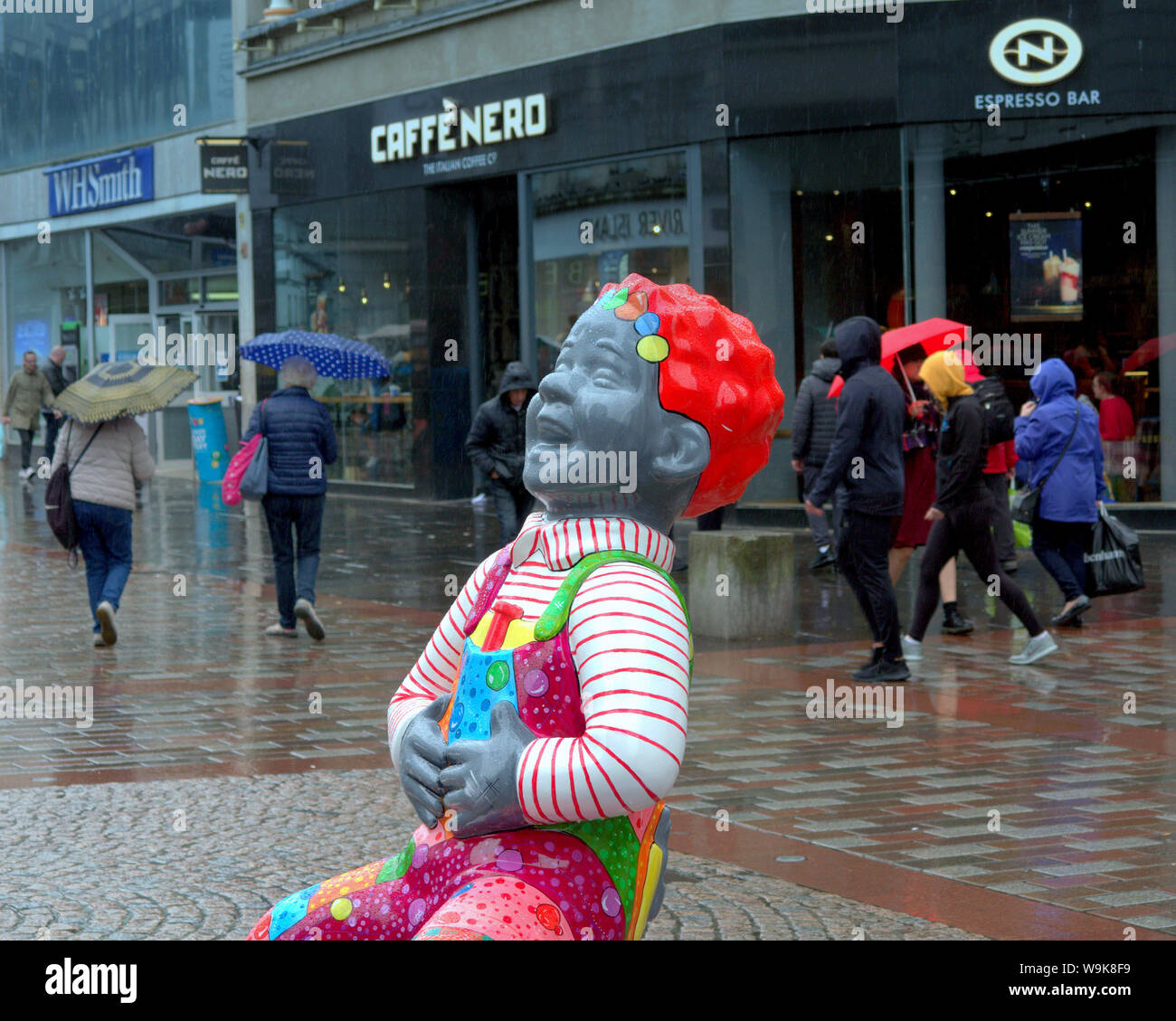 Glasgow, Scotland, Regno Unito 14 agosto 2019. Regno Unito: Meteo pioggia Rain viene di nuovo REGNO UNITO Meteo: Pioggia Rain a Glasgow in Scozia con le previsioni di cambiamento per il peggio nel centro della citta'. Molto per il divertimento dei nostri wullie arte progetto statue poste intorno in Scozia. Gerard Ferry/ Alamy Live News Foto Stock