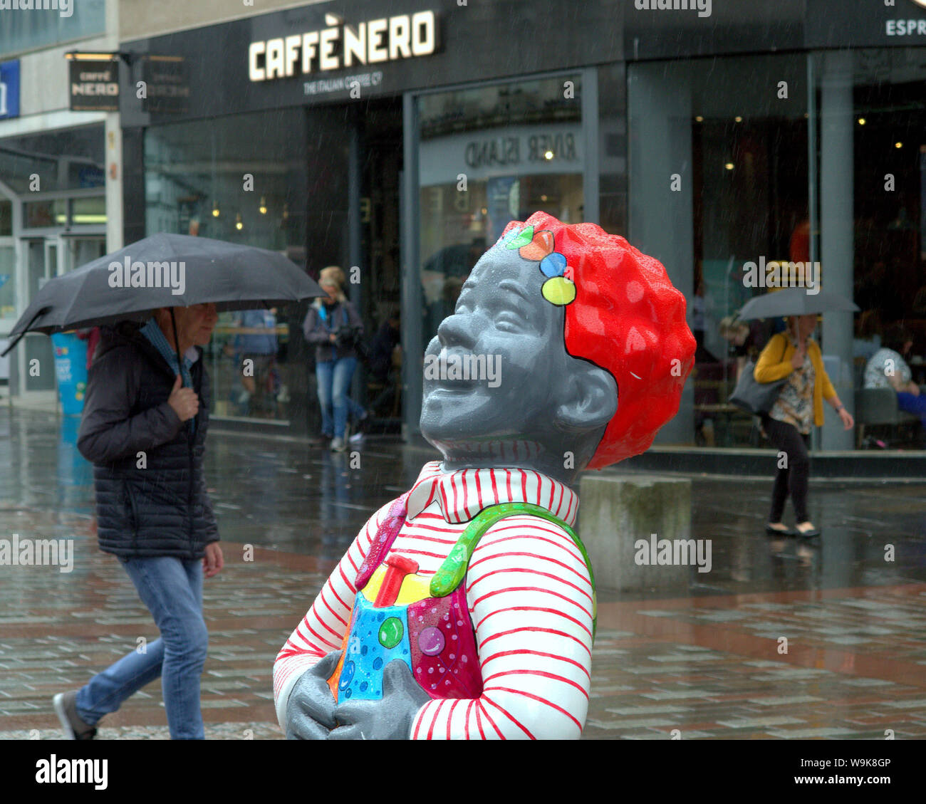 Glasgow, Scotland, Regno Unito 14 agosto 2019. Regno Unito: Meteo pioggia Rain viene di nuovo REGNO UNITO Meteo: Pioggia Rain a Glasgow in Scozia con le previsioni di cambiamento per il peggio nel centro della citta'. Molto per il divertimento dei nostri wullie arte progetto statue poste intorno in Scozia. Gerard Ferry/ Alamy Live News Foto Stock