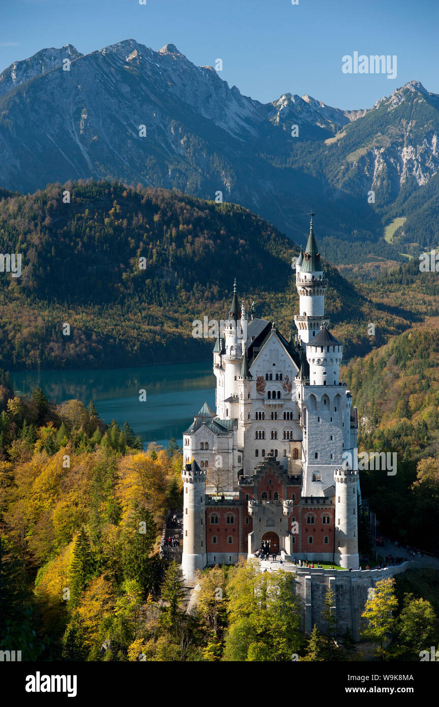 Romantico Castello di Neuschwanstein e il tedesco Alpi durante l'autunno, nella parte meridionale della Strada Romantica, Baviera, Germania, Europa Foto Stock