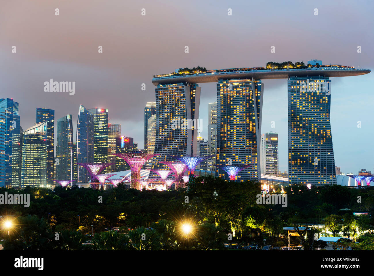 Giardini dalla baia, Supertree Grove e Marina Bay Sands Hotel e Casinò, Singapore, Sud-est asiatico, in Asia Foto Stock