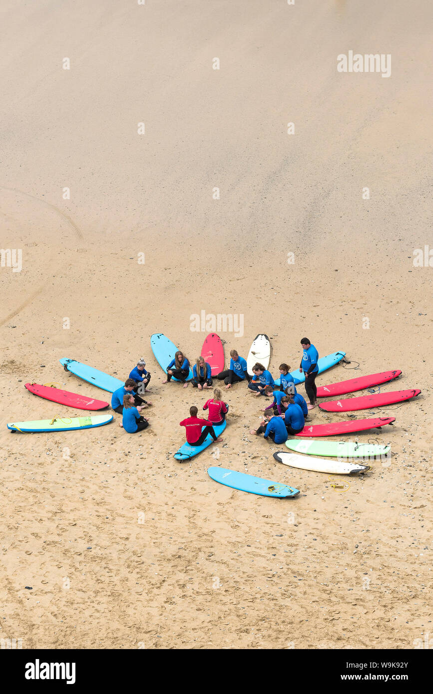 Una lezione di surf sulla Spiaggia Great Western in Newquay in Cornovaglia. Foto Stock