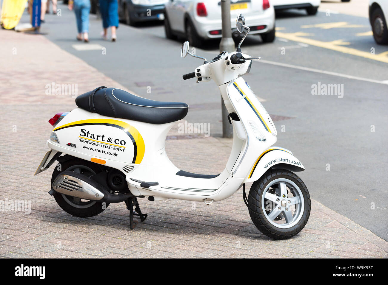 Un scooter Vespa pubblicità Start & Co agenti immobiliari in Newquay in Cornovaglia. Foto Stock
