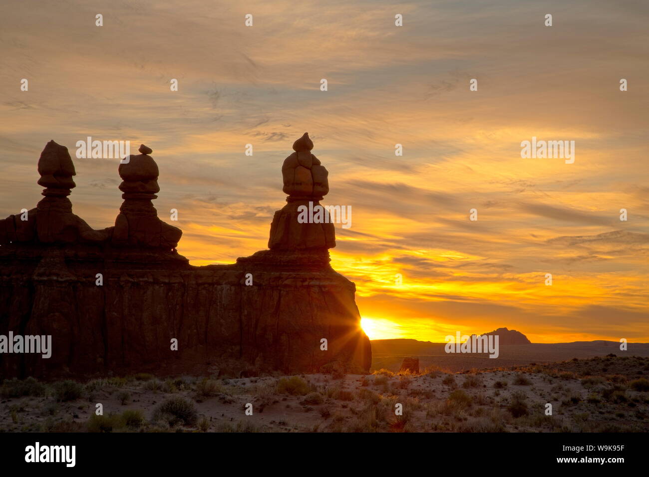 I tre giudici di sunrise, Goblin Valley State Park, Utah, Stati Uniti d'America, America del Nord Foto Stock