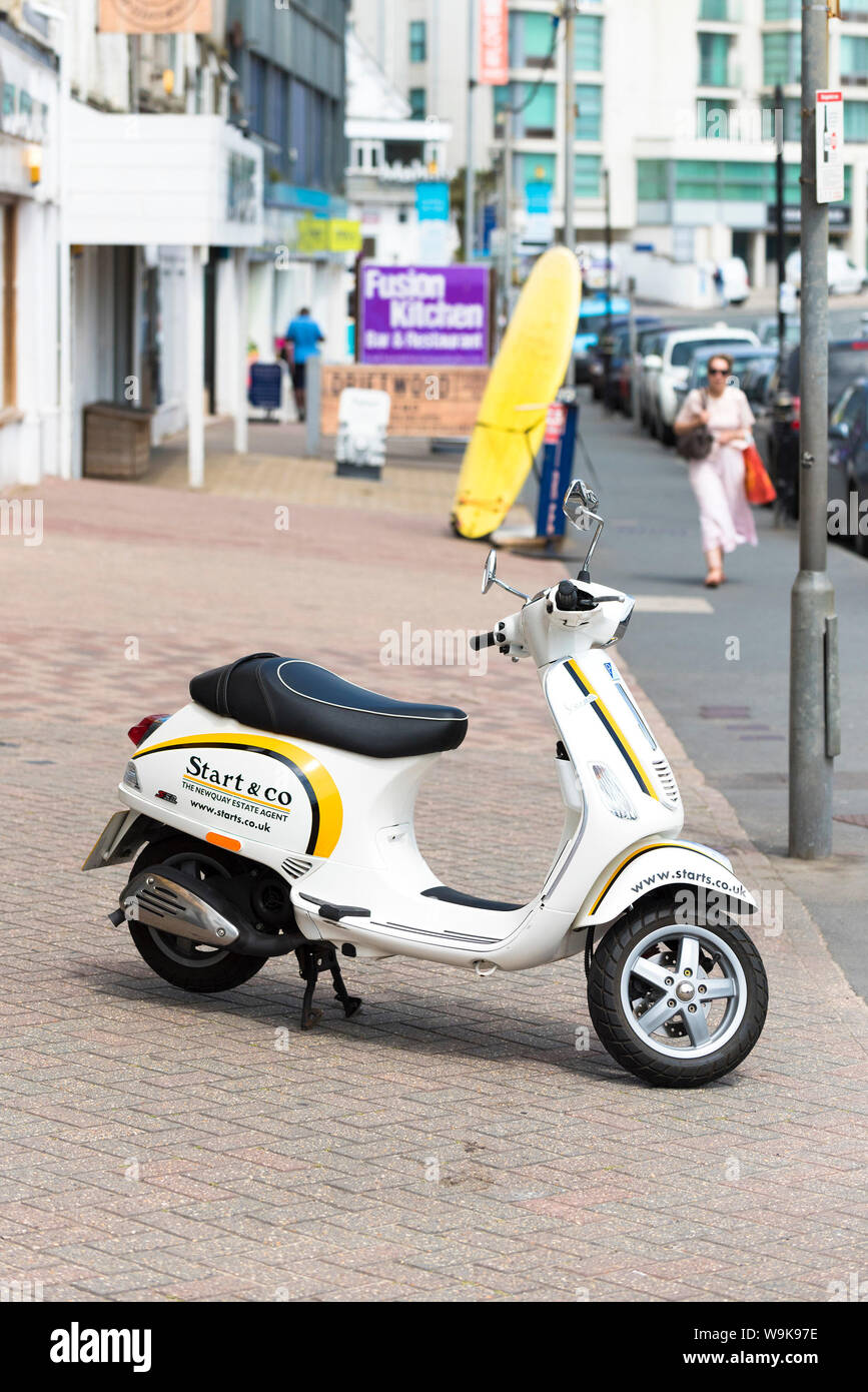 Un scooter Vespa pubblicità di Agenti Immobiliari in Newquay in Cornovaglia. Foto Stock