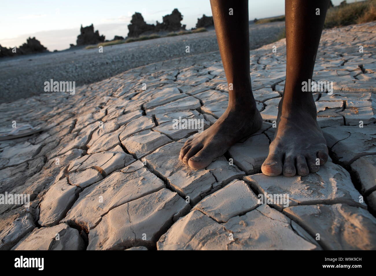 In piedi nel paesaggio desolato del Lac Abbe, Gibuti, Africa Foto Stock