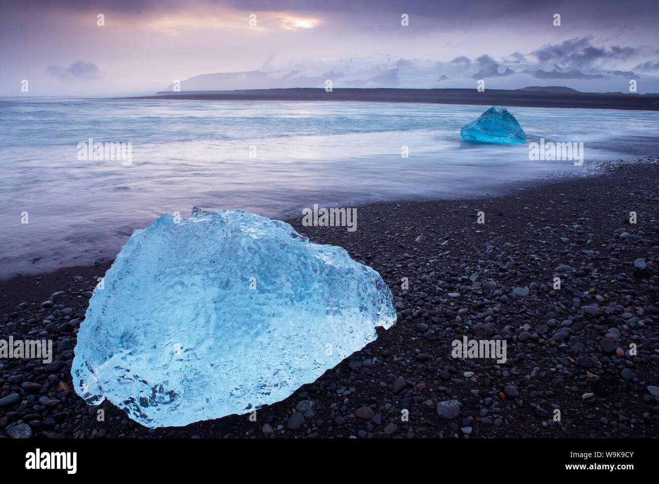 Iceberg si è incagliata su Breidamerkursandur sabbie nere, vicino a Jokulsarlon laguna glaciale, Est Islanda, regioni polari Foto Stock