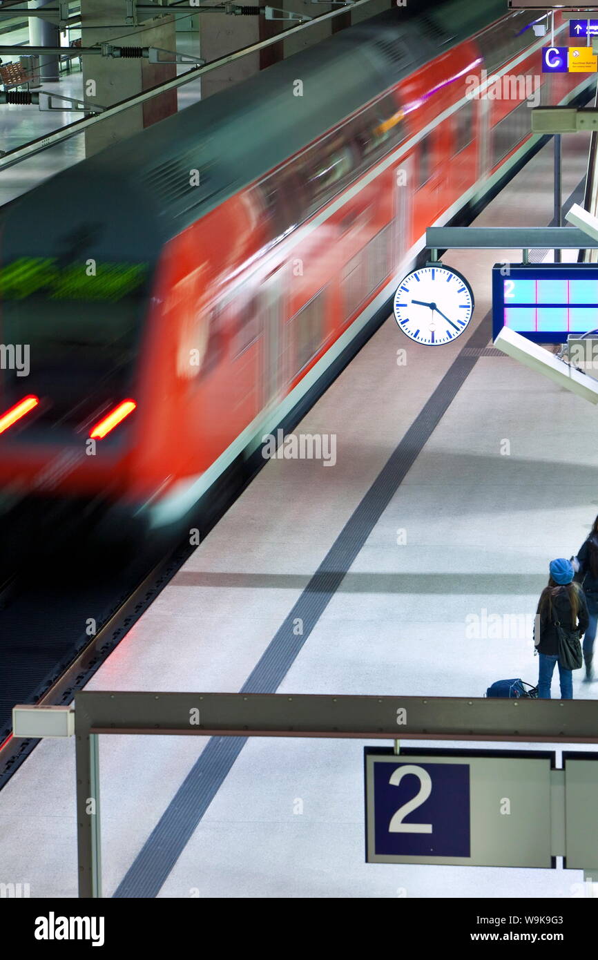 Treno tirando nella piattaforma a nuova moderna stazione ferroviaria principale, Berlino, Germania, Europa Foto Stock