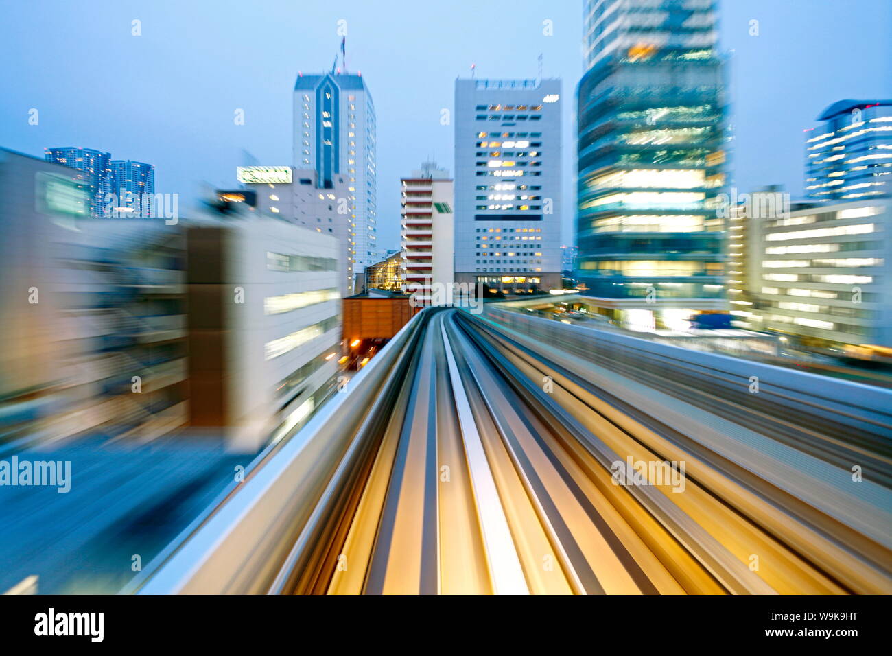 POV sfocato il moto dei palazzi di Tokyo da un treno in movimento, Tokyo, Honshu, Giappone, Asia Foto Stock