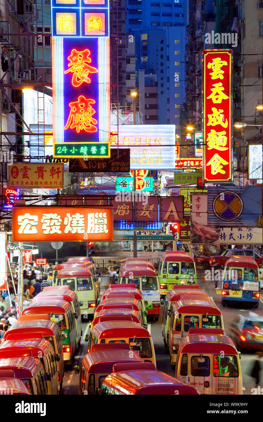 Scena di strada e mini bus station, Mong Kok, Kowloon, Hong Kong, Cina, Asia Foto Stock