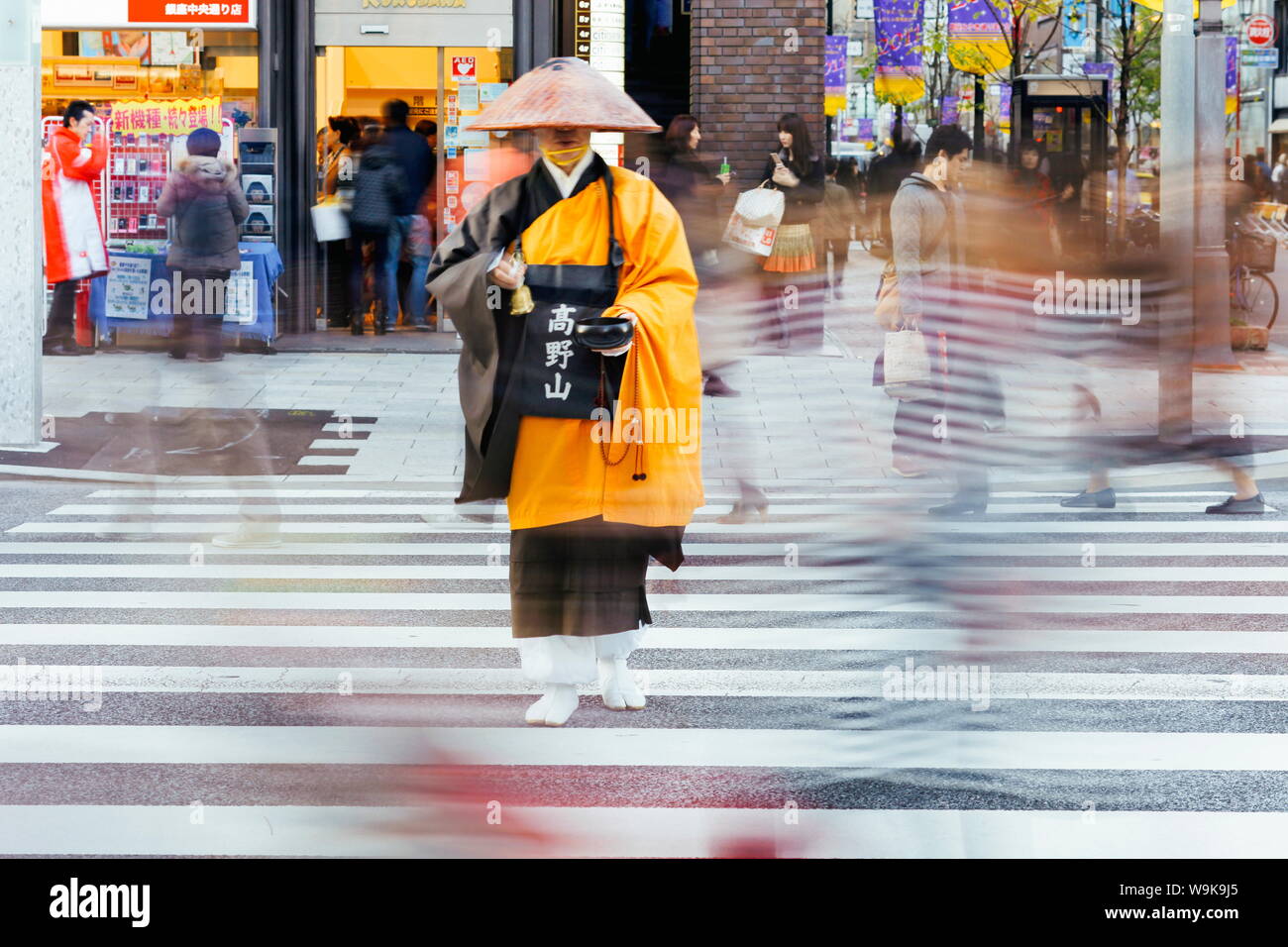 Lo Shintoismo monaco in abito tradizionale raccogliendo elemosine (donazioni), Ginza, Tokyo, Honshu, Giappone, Asia Foto Stock