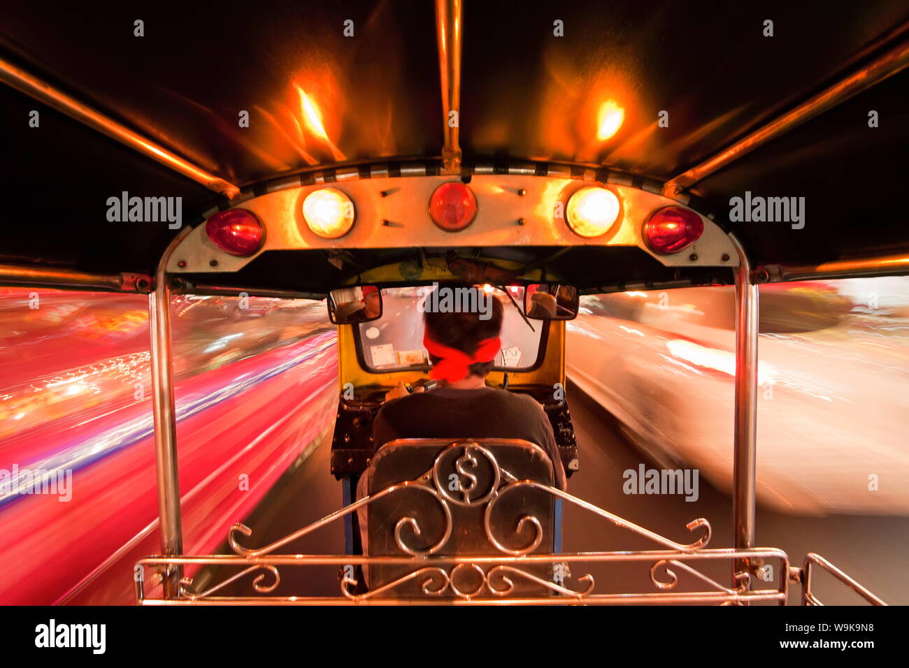 Tuk-tuk (auto rickshaw) in movimento durante la notte, Bangkok, Thailandia, Sud-est asiatico, in Asia Foto Stock