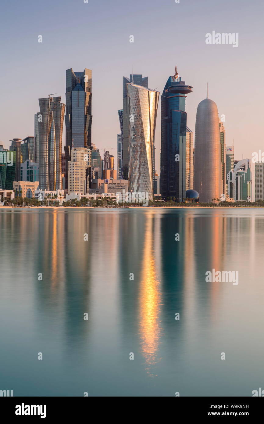 Nuovo skyline del West Bay quartiere finanziario centrale di Doha, in Qatar, Medio Oriente Foto Stock