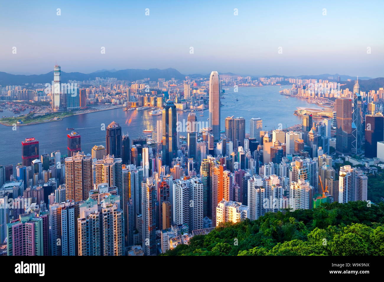 Skyline della città e del porto di Victoria da Victoria Peak, Hong Kong, Cina, Asia Foto Stock