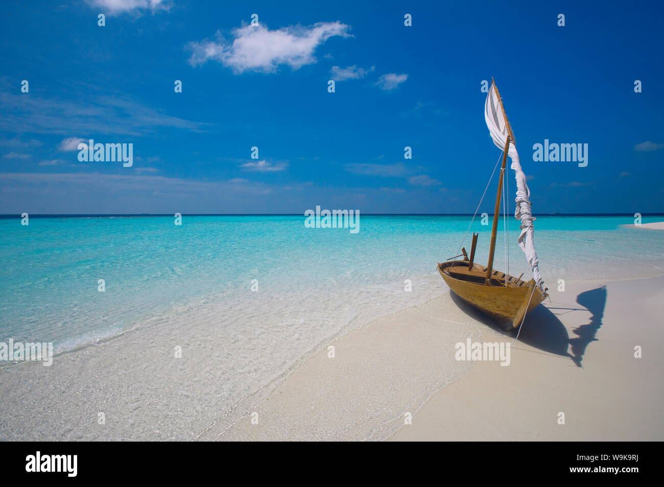 Tradizionale dhoni sulla spiaggia, Maldive, Oceano Indiano, Asia Foto Stock
