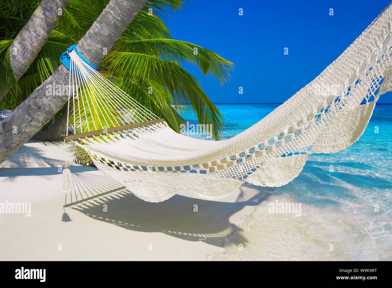 Svuotare amaca sulla spiaggia, Maldive, Oceano Indiano, Asia Foto stock -  Alamy
