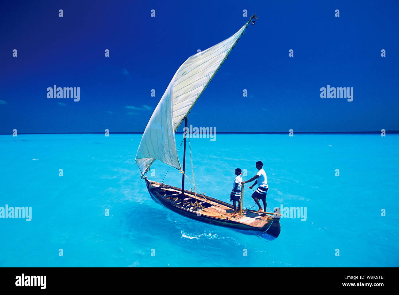 Barca a vela con tradizionale dhoni, North Male Atoll, Maldive, Oceano Indiano, Asia Foto Stock