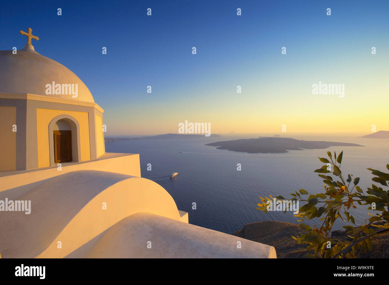 La chiesa e il tramonto Thira, SANTORINI, CICLADI, isole greche, Grecia, Europa Foto Stock