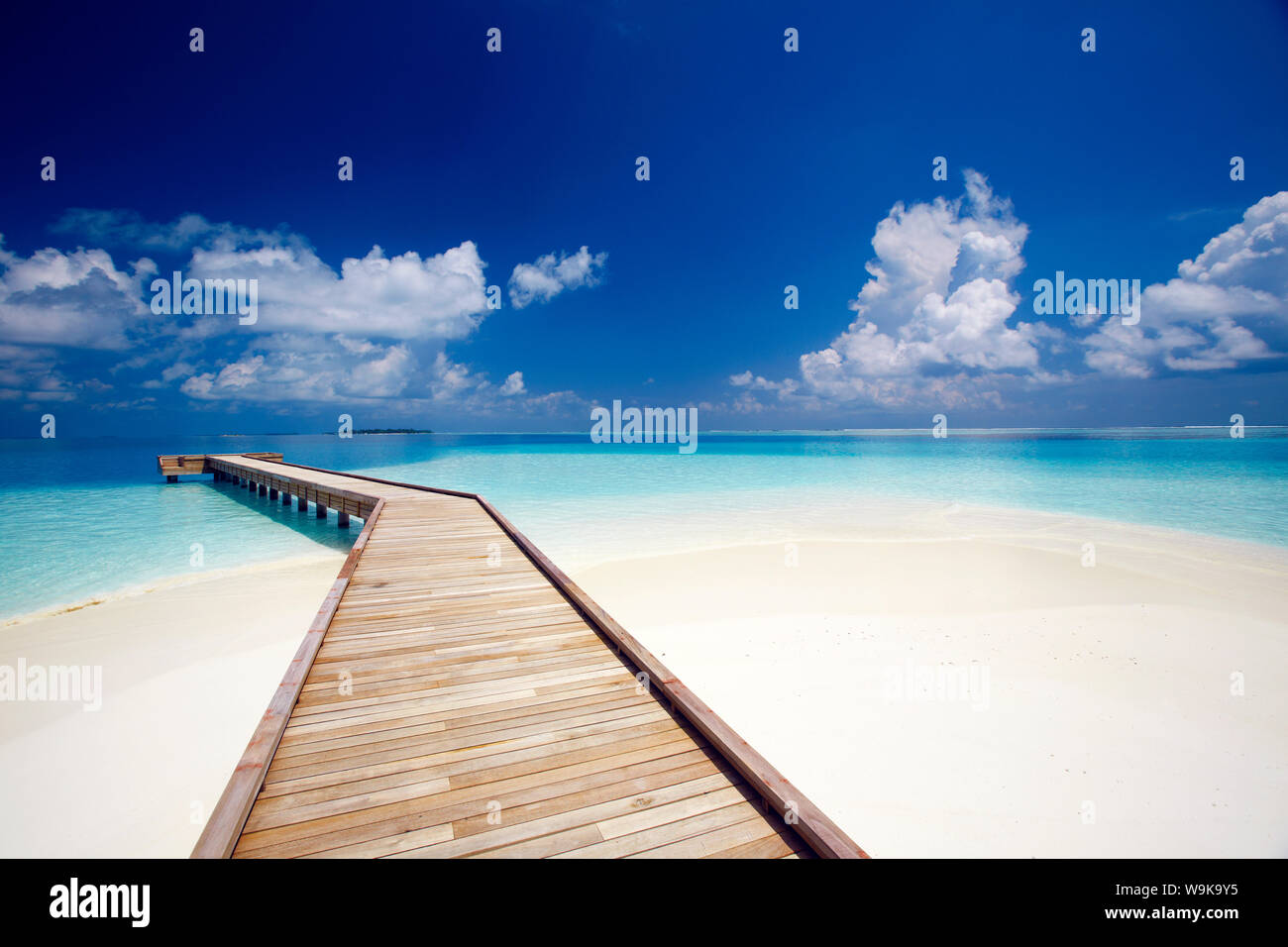 Pontile in legno a mare tropicale, Maldive, Oceano Indiano, Asia Foto Stock