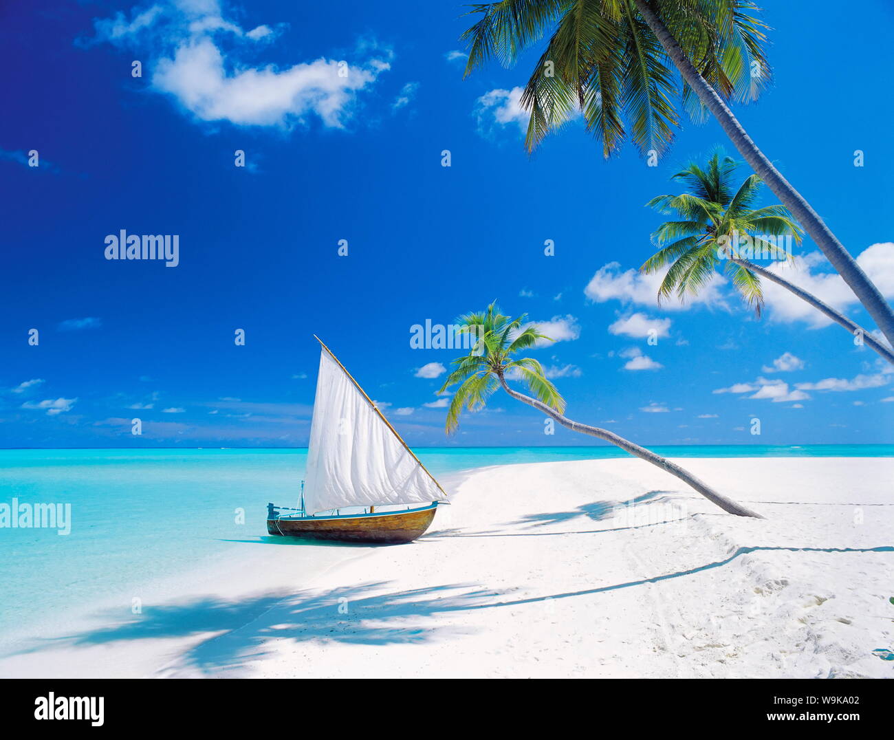 Dhoni (tradizionale barca ormeggiata dalla spiaggia vuota, Maldive, Oceano Indiano, Asia Foto Stock