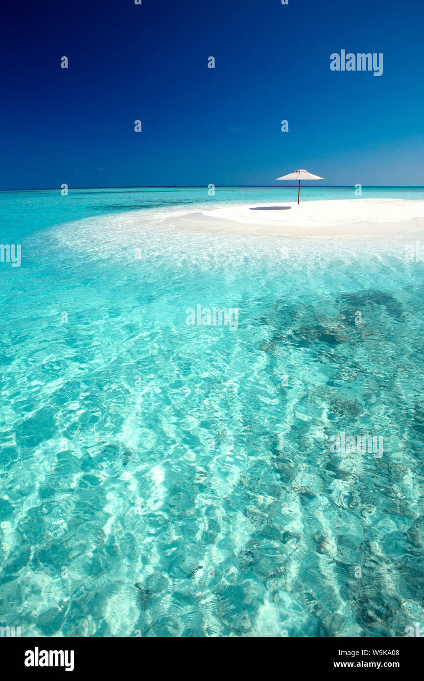 Sandbank tropicale e ombrellone, Maldive, Oceano Indiano, Asia Foto Stock