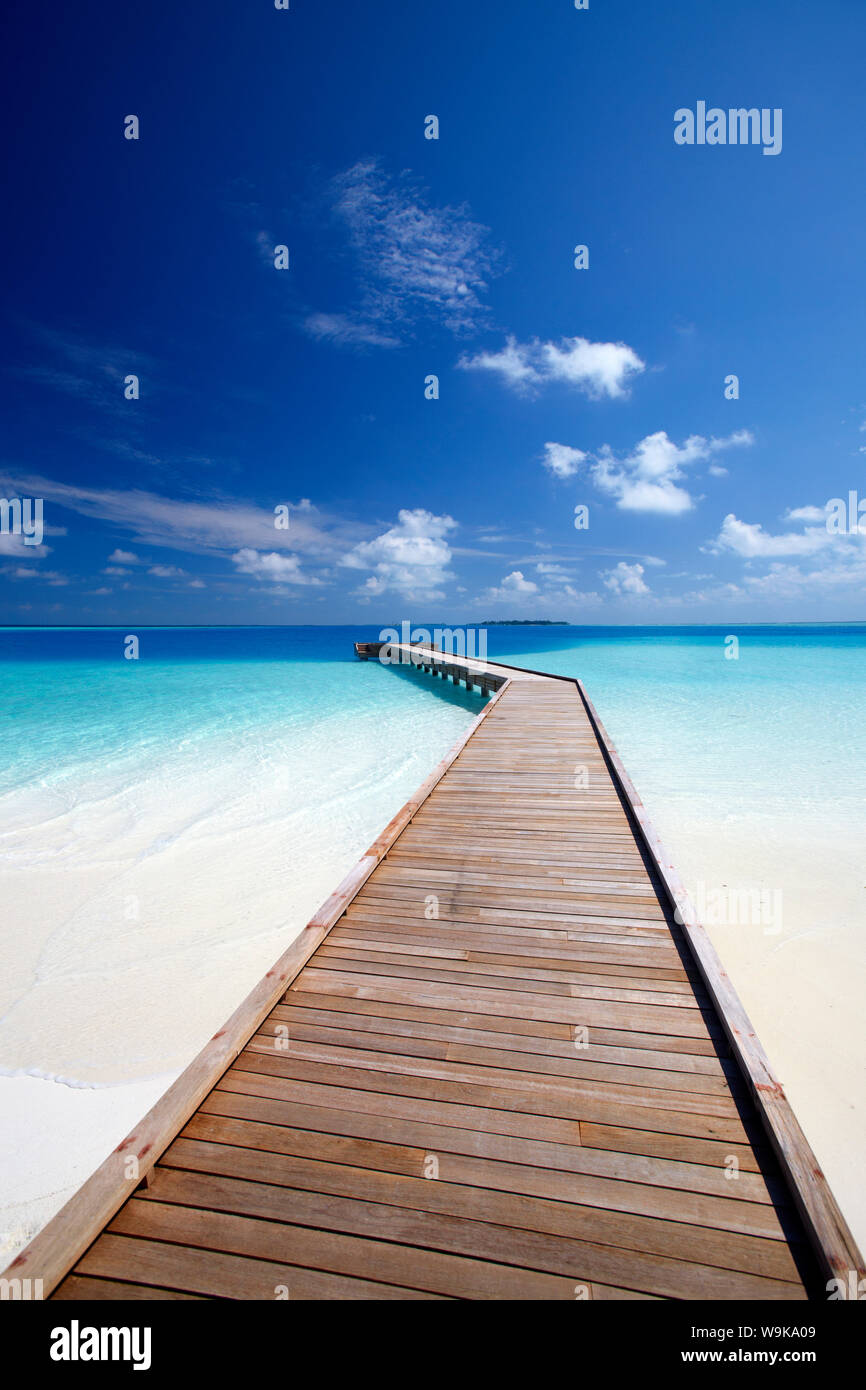 Pontile in legno a mare tropicale, Maldive, Oceano Indiano, Asia Foto Stock
