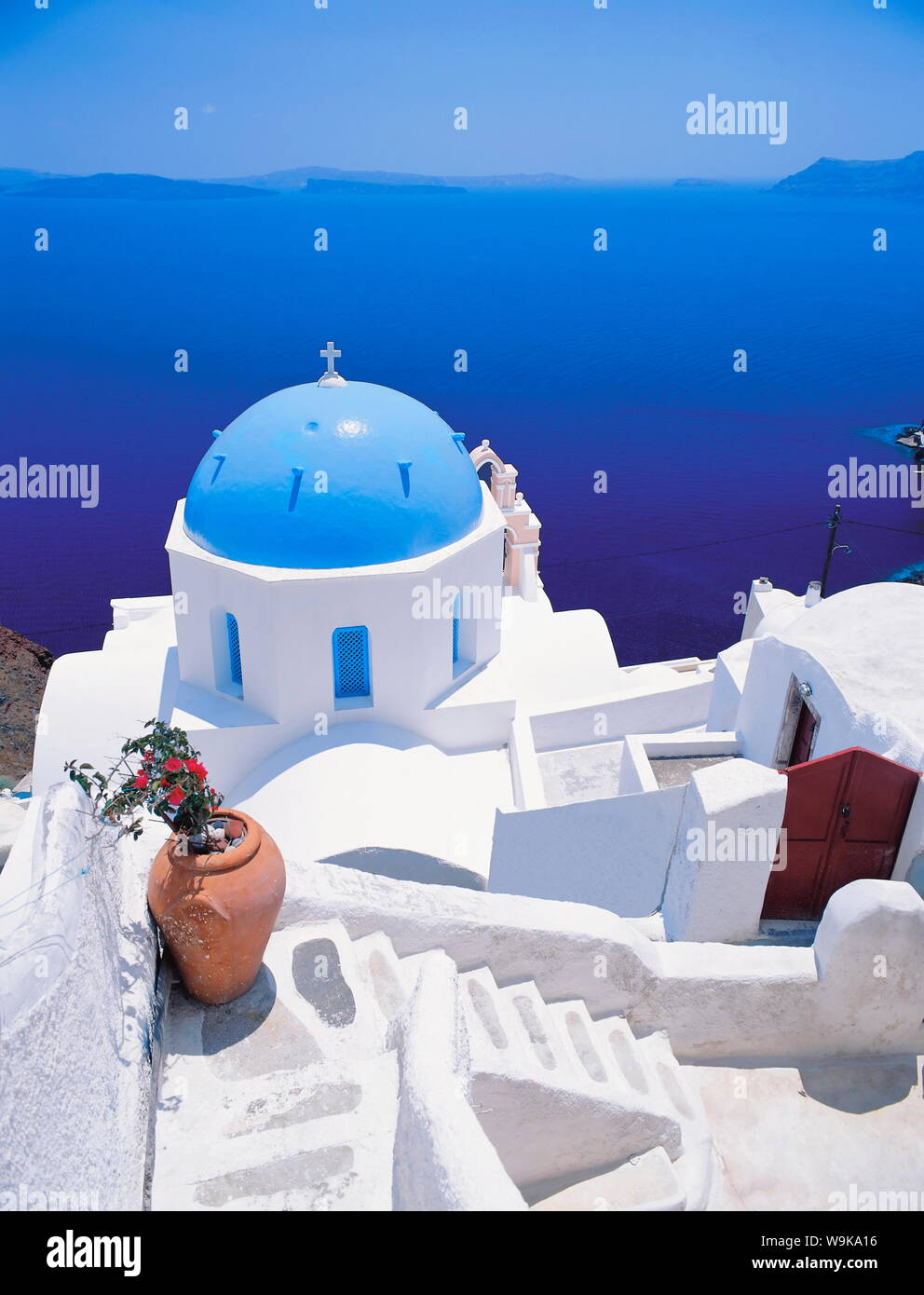 Chiesa sul mare, Santorini, Cicladi, isole greche, Grecia, Europa Foto Stock