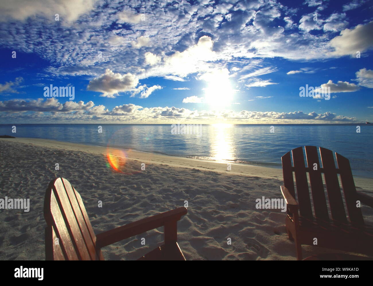 Due sedie a sdraio sulla spiaggia al tramonto, Maldive, Oceano Indiano, Asia Foto Stock
