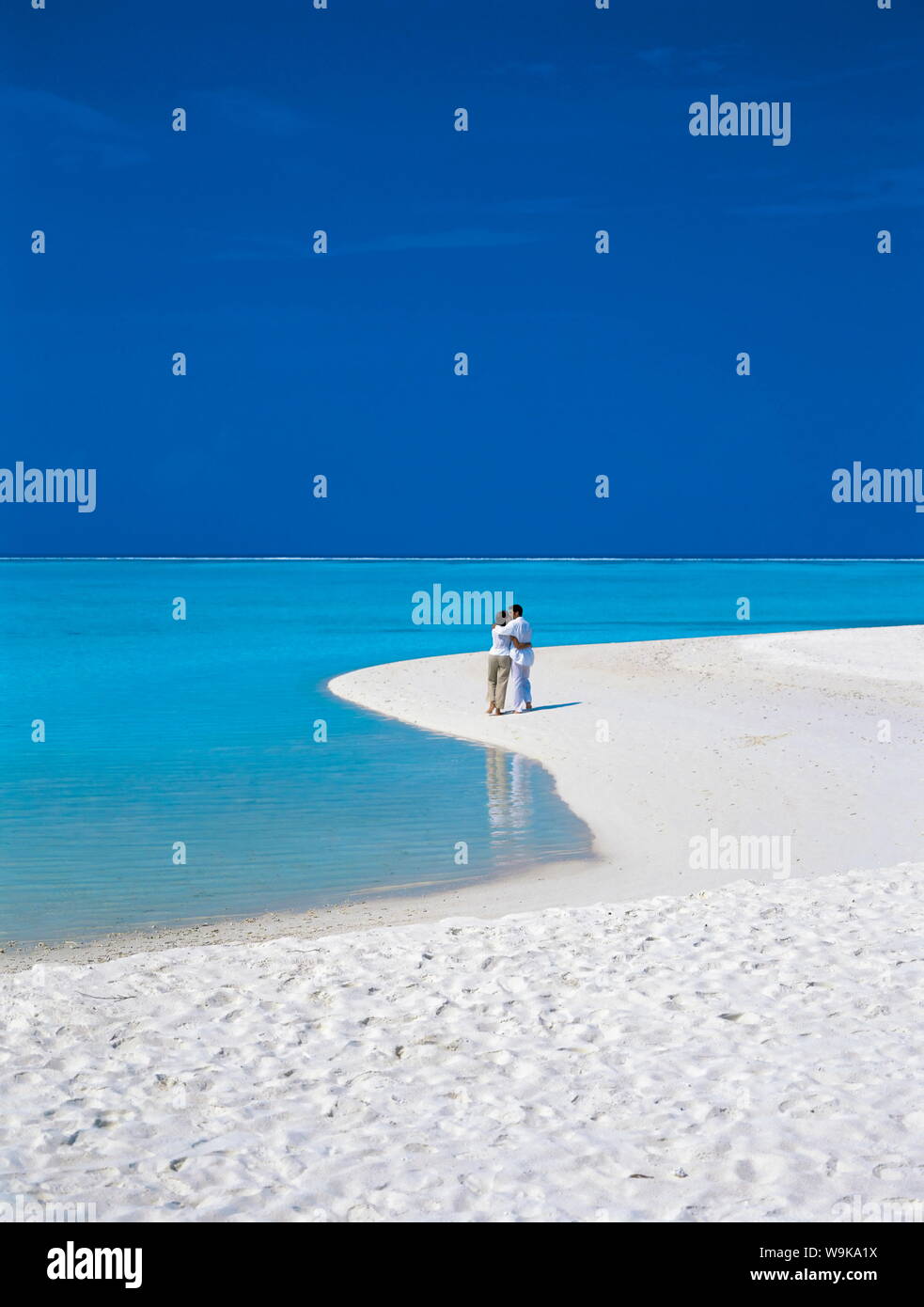 Giovane camminando sulla spiaggia sabbiosa, Maldive, Oceano Indiano, Asia Foto Stock