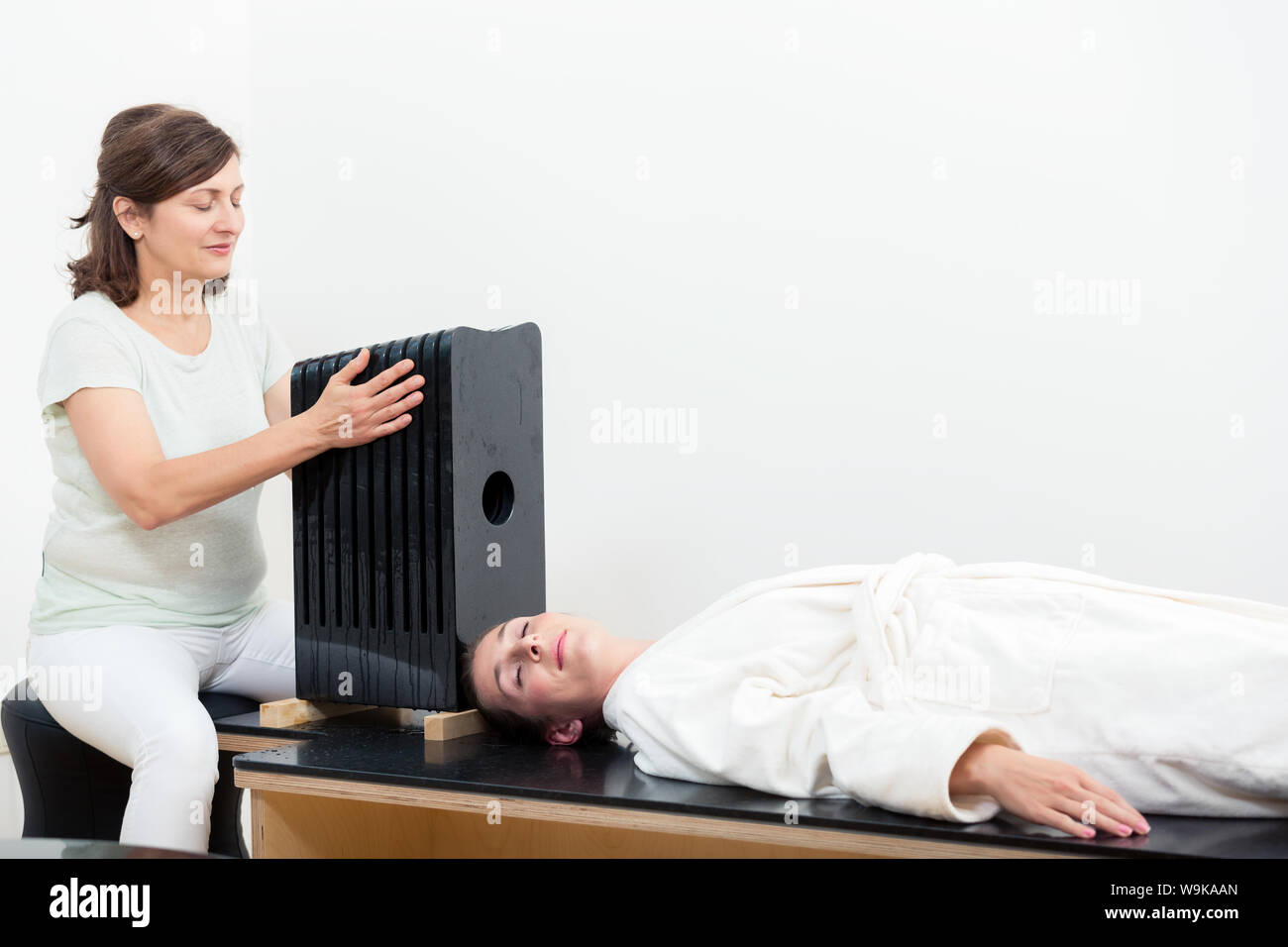 Terapeuta dando Terapia del suono Foto Stock