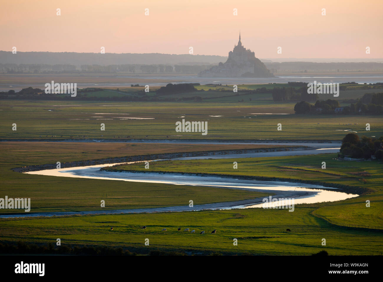 Vista sul fiume Meandro alla baia di Mont Saint Michel, Sito Patrimonio Mondiale dell'UNESCO, dal Jardin des Plantes Viewpoint, Avranches, Normandia, Francia Foto Stock