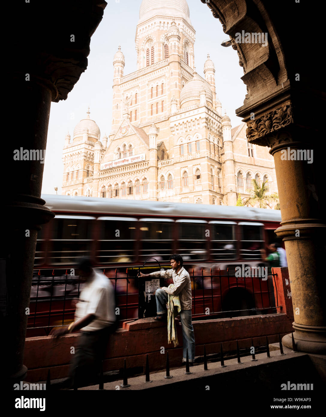 Visualizzazione attraverso l'arco di Mumbai Municipal Corporation building, Mumbai (Bombay), India, Asia del Sud Foto Stock