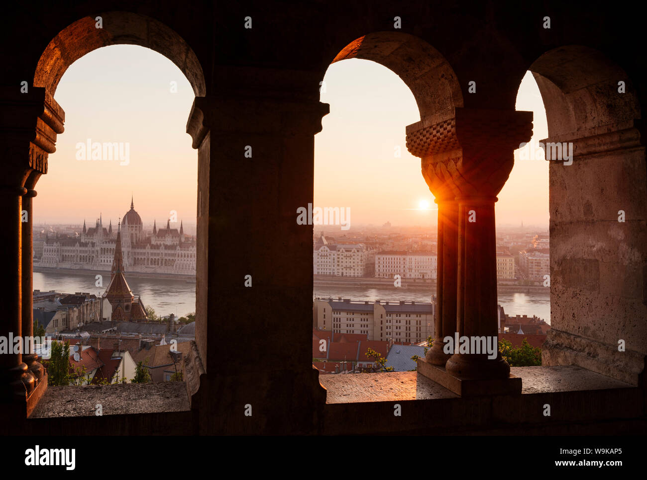 Vista dal Bastione del Pescatore oltre il Fiume Danubio e il Parlamento ungherese edificio all'alba, Budapest, Ungheria, Europa Foto Stock