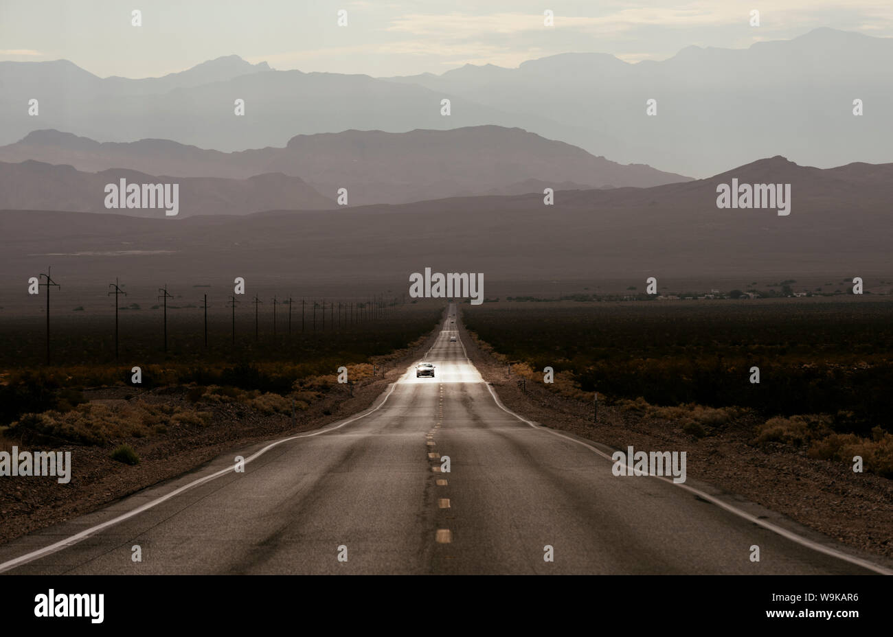 Autostrada 190 attraverso il Parco Nazionale della Valle della Morte, California, Stati Uniti d'America, America del Nord Foto Stock