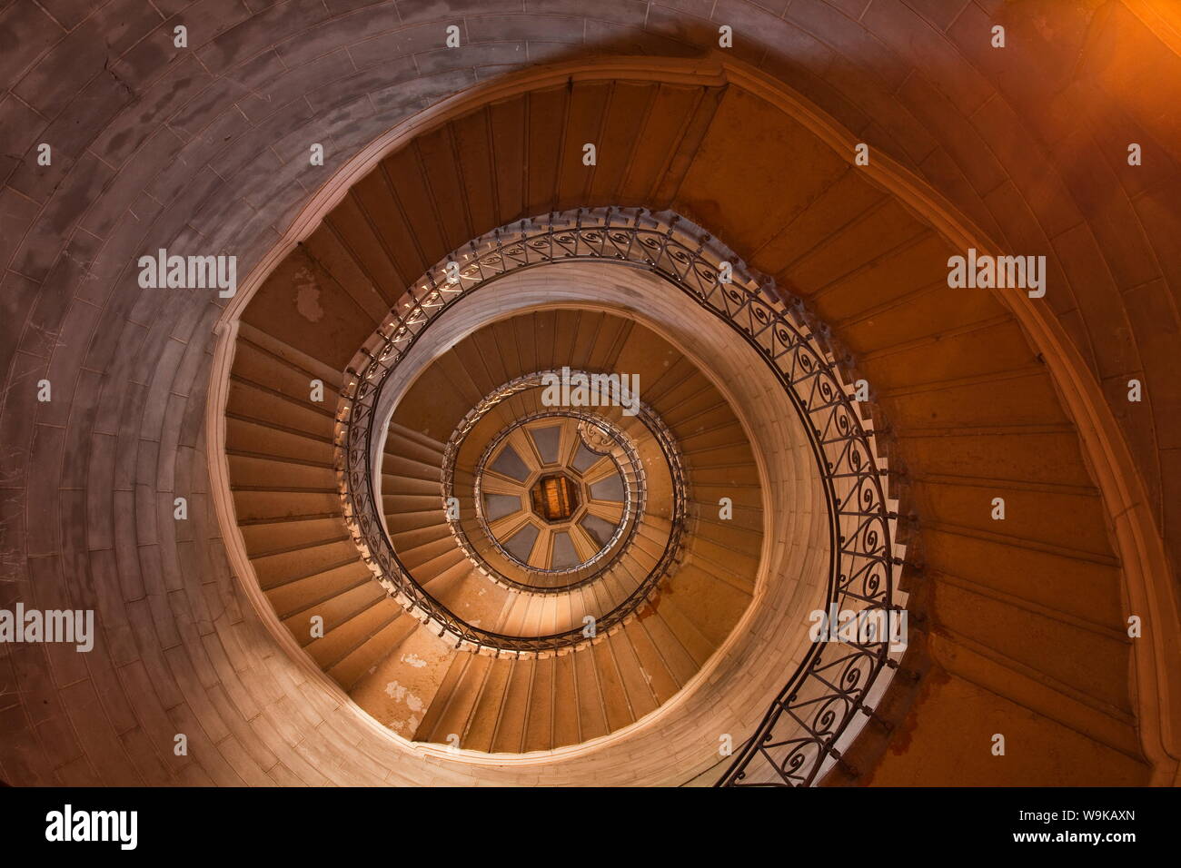 Una scala a spirale all'interno di Notre Dame de Fourviere, Lione, Rhone, Rhone-Alpes, Francia, Europa Foto Stock