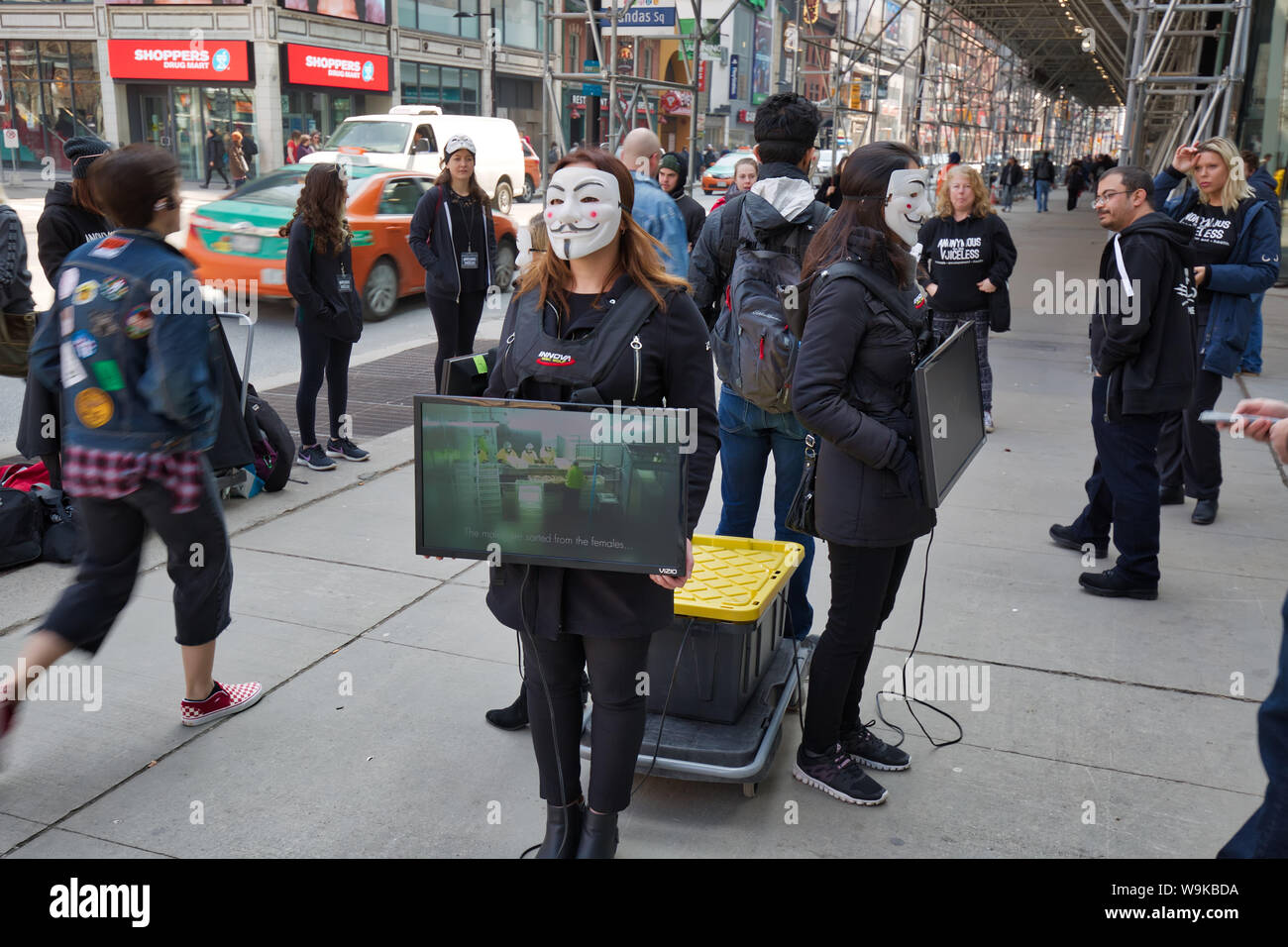 Toronto, Ontario, Canada-20 Marzo, 2019: protesta contro la crudeltà nei confronti degli animali da parte di un gruppo di giovani attivisti indossando maschere anonimo e tenendo i televisori che Foto Stock