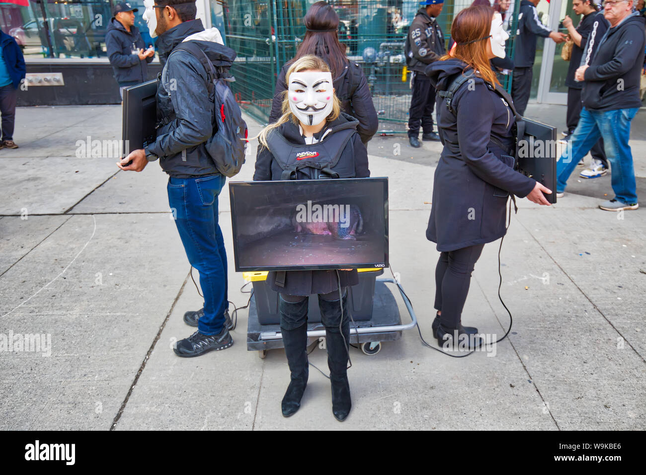 Toronto, Ontario, Canada-20 Marzo, 2019: protesta contro la crudeltà nei confronti degli animali da parte di un gruppo di giovani attivisti indossando maschere anonimo e tenendo i televisori che Foto Stock