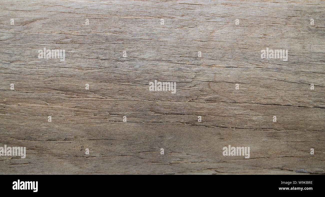 Consistenza naturale della vecchia scheda vintage con crepe e fessure, scheda marrone colore sfondo sfocato Foto Stock