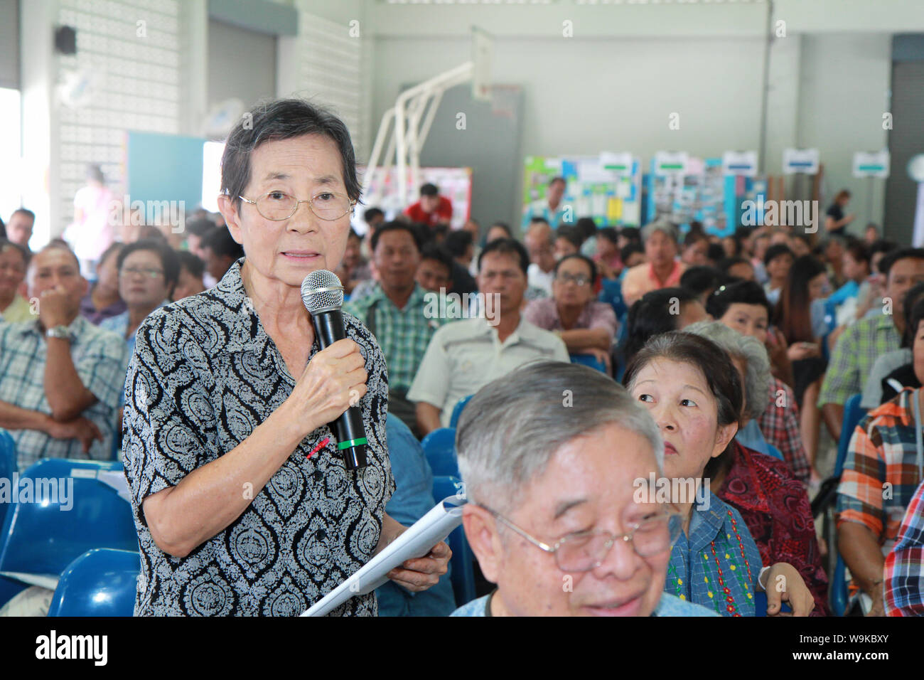 Chachoengsao,Thailandia,25 maggio 2018,donna anziana tenendo un commento mic e suggerire in fase di partecipazione pubblica. Foto Stock