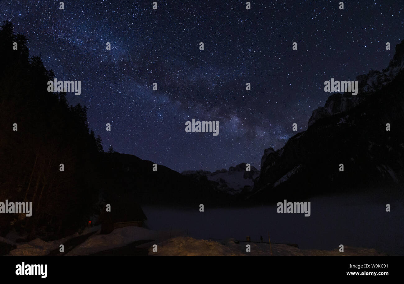 Via Lattea oltre il lago Gosausee con il ghiacciaio del Dachstein in background Foto Stock