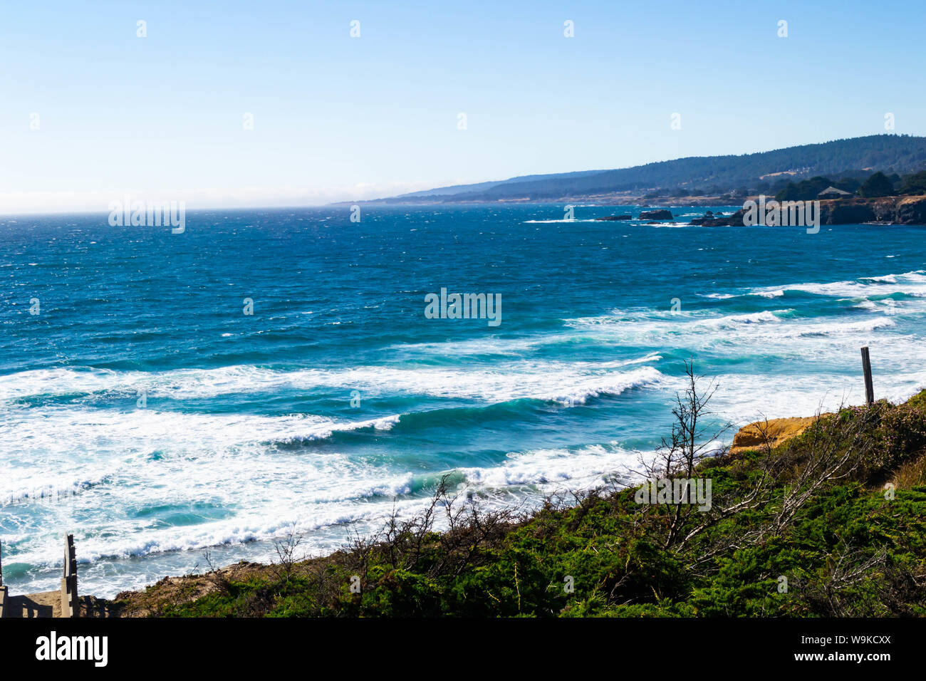 Teal onde si infrangono lungo le coste del nord della California Foto Stock
