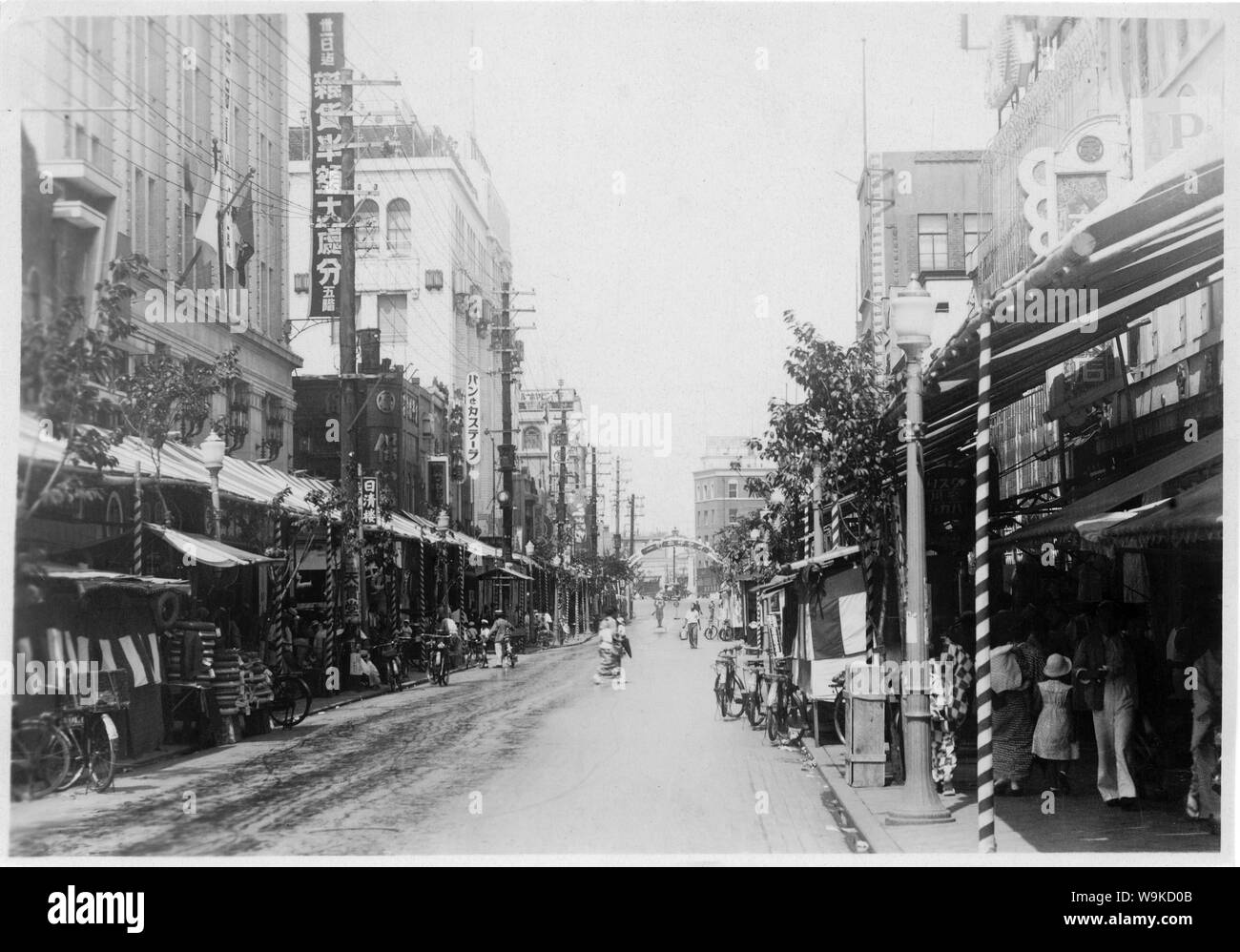 [ 1930 Giappone - Yokohama Memorial Hall ] - negozi e segni sul Bentendori a Yokohama, nella prefettura di Kanagawa durante il 1930s. Xx secolo gelatina vintage silver stampa. Foto Stock