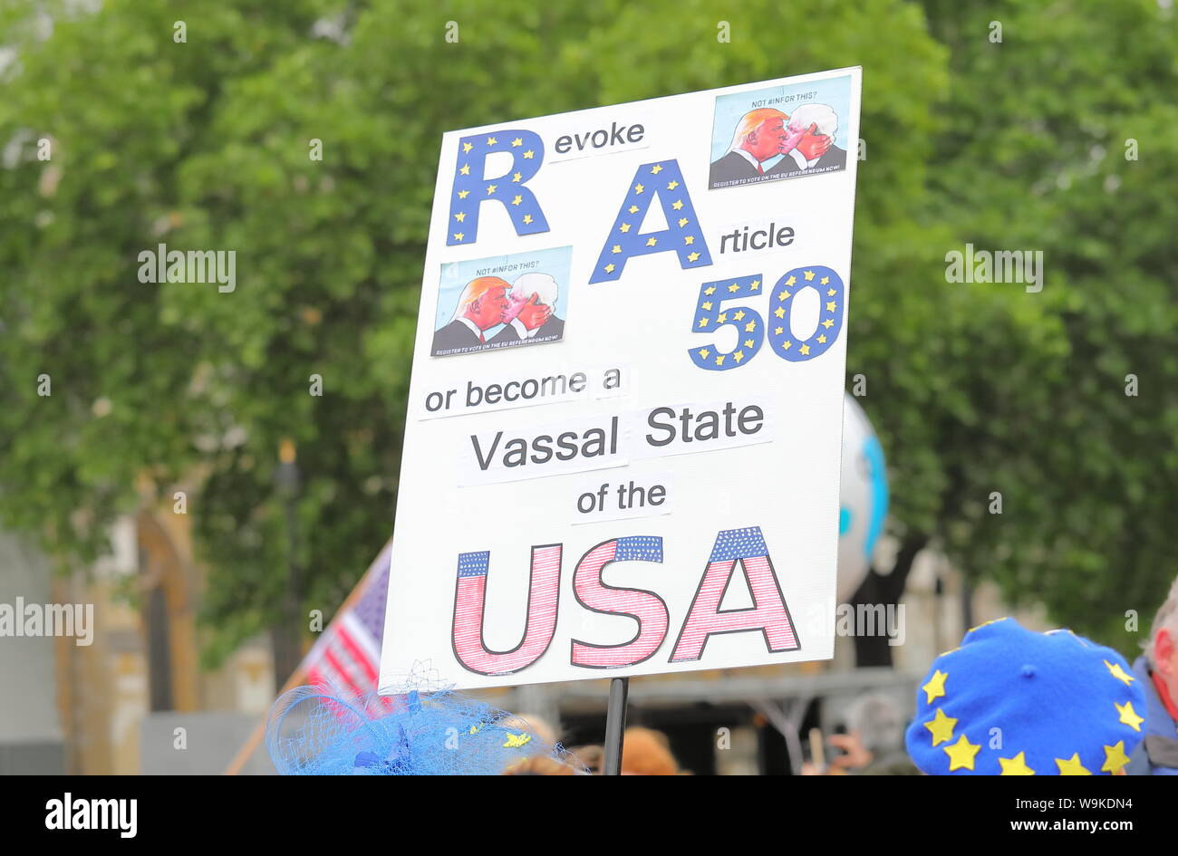 Le persone si radunano protestare contro Donald Trump visita a Londra REGNO UNITO Foto Stock