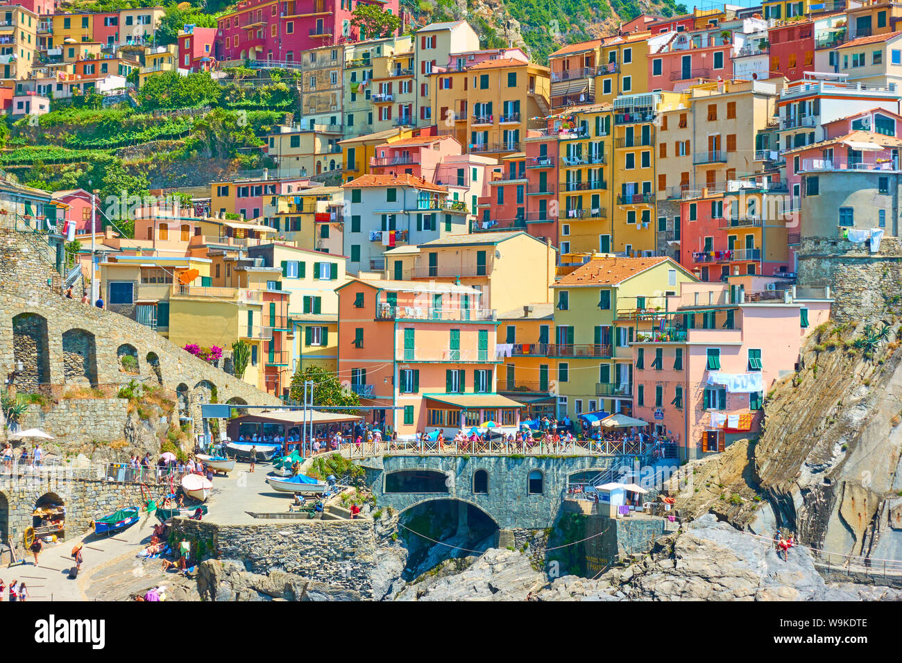 Manarola, La Spezia, Italia - Luglio 2, 2019: Waterfront con case colorate e la gente a piedi a Manarola piccola cittadina sulla soleggiata giornata estiva, Cinque Terr Foto Stock