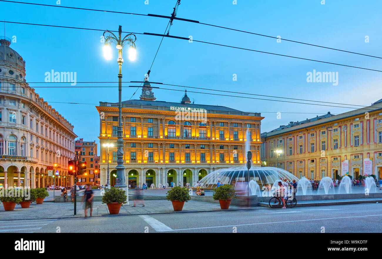 Genova, Italia - 30 Giugno 2019: piazza De Ferrari con le fontane di Genova al crepuscolo, Liguria Foto Stock