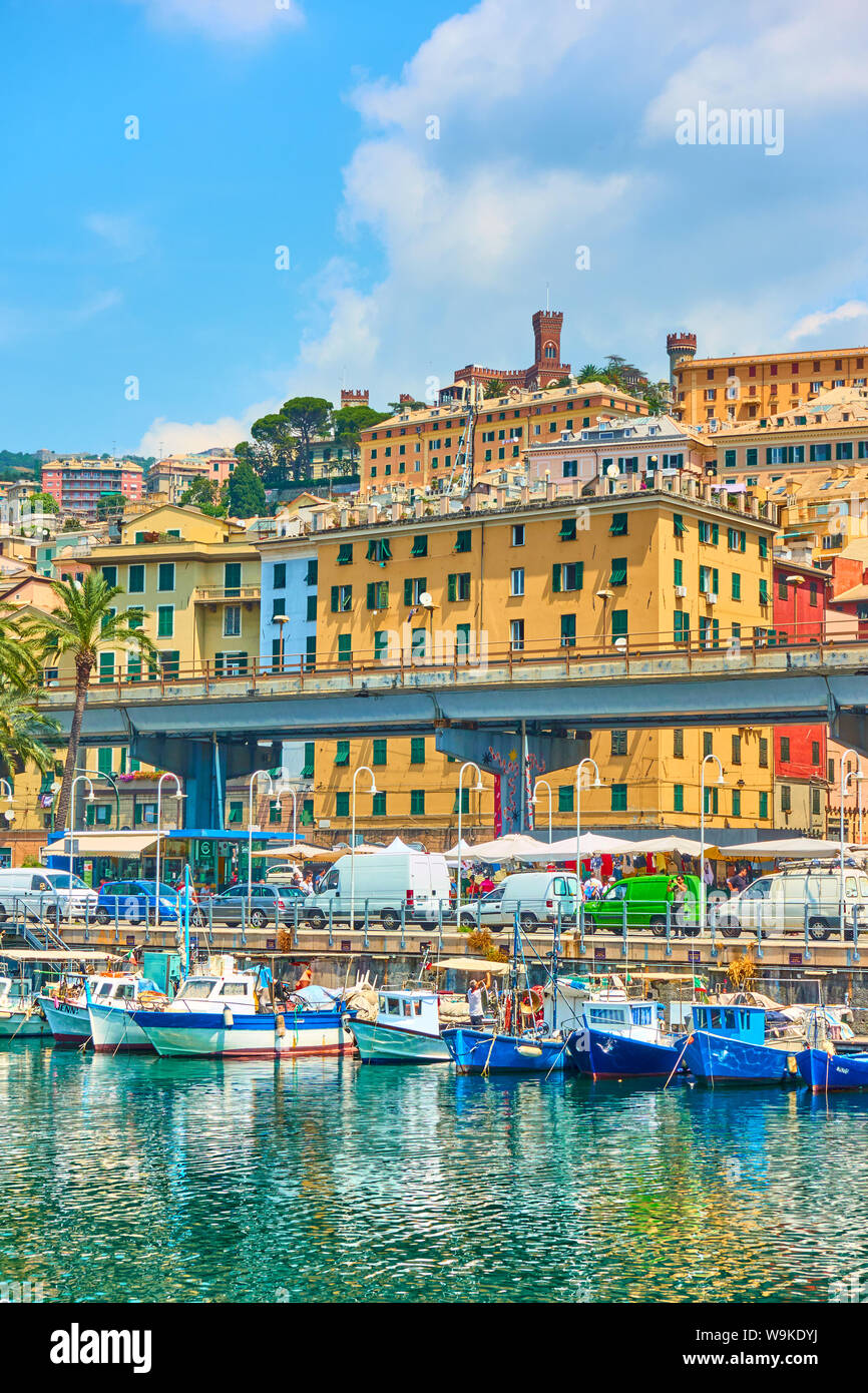 Genova - Luglio 7, 2019: vista di Genova città dal porto vecchio Foto Stock